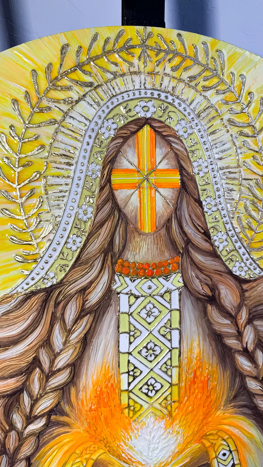 Зображення "Всередині" від Катерина Зубік, розмір: 80 см круг, матеріали: Мдф, текстурна паста, епоксидна смола, акрил, поталь, медіум: Мішана техніка, місто: Україна, Львів , серія: Мотанка Фото 3 з 5.