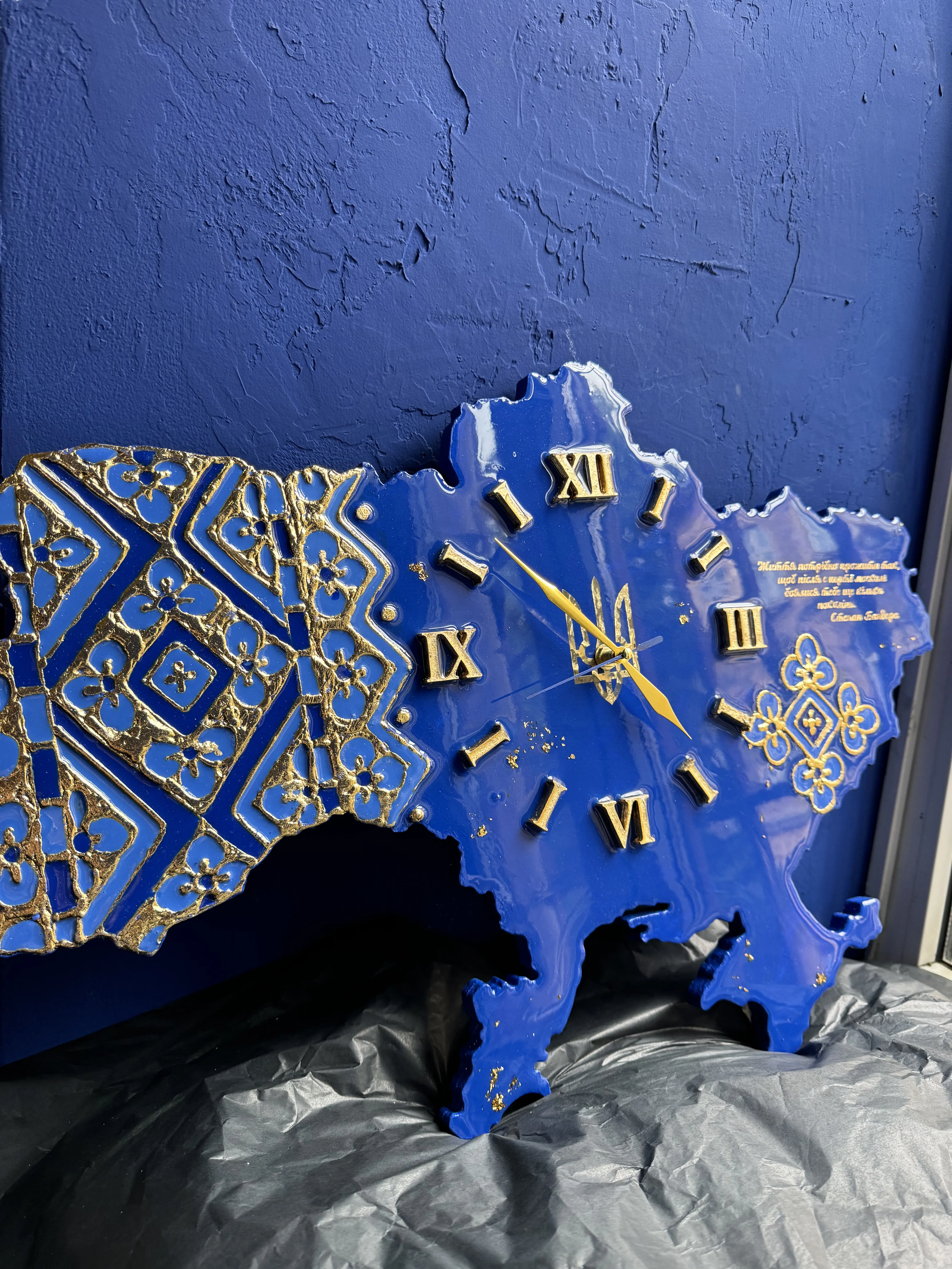 Зображення "Файний годинник" від Катерина Зубік, розмір: 40х60см, матеріали: Мдф, текстурна паста, епоксидна смола, позолота, годинникова система, стікери, акрил, медіум: Мішана техніка, місто: Україна, Львів, серія: Файні гени вишиванка, ціна: $200 (≈ 8 960 грн) Фото 1 з 10.