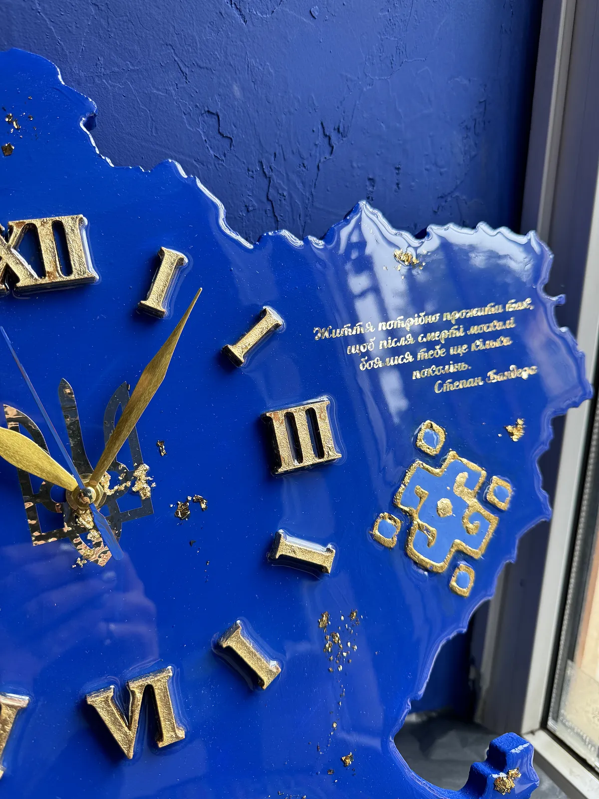 Зображення "Файний годинник" від Катерина Зубік, розмір: 40х60см, матеріали: Мдф, текстурна паста, епоксидна смола, позолота, годинникова система, стікери, акрил, медіум: Мішана техніка, місто: Україна, Львів, серія: Файні гени вишиванка, ціна: $200 (≈ 8 960 грн) Фото 6 з 10.