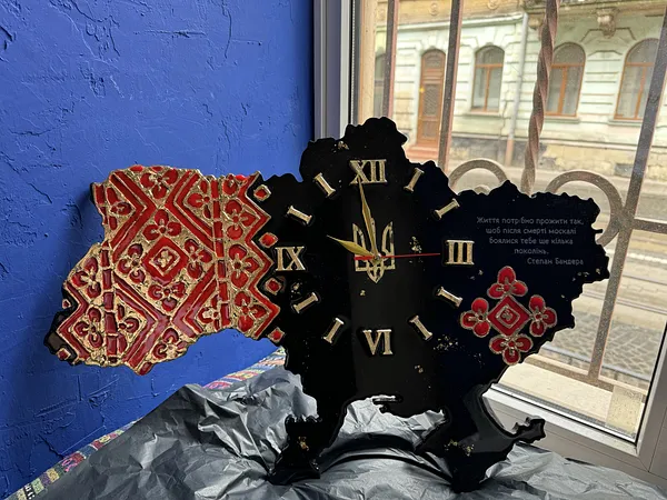 Зображення "Файний годинник" від Катерина Зубік, розмір: 40х60, матеріали: Мдф, текстурна паста,епоксидна смола, акрил, поталь, годинникова система, стікери, медіум: Мішана техніка, місто: Україна, Львів, серія: файний годинник, ціна: $200 Фото 6 з 17.