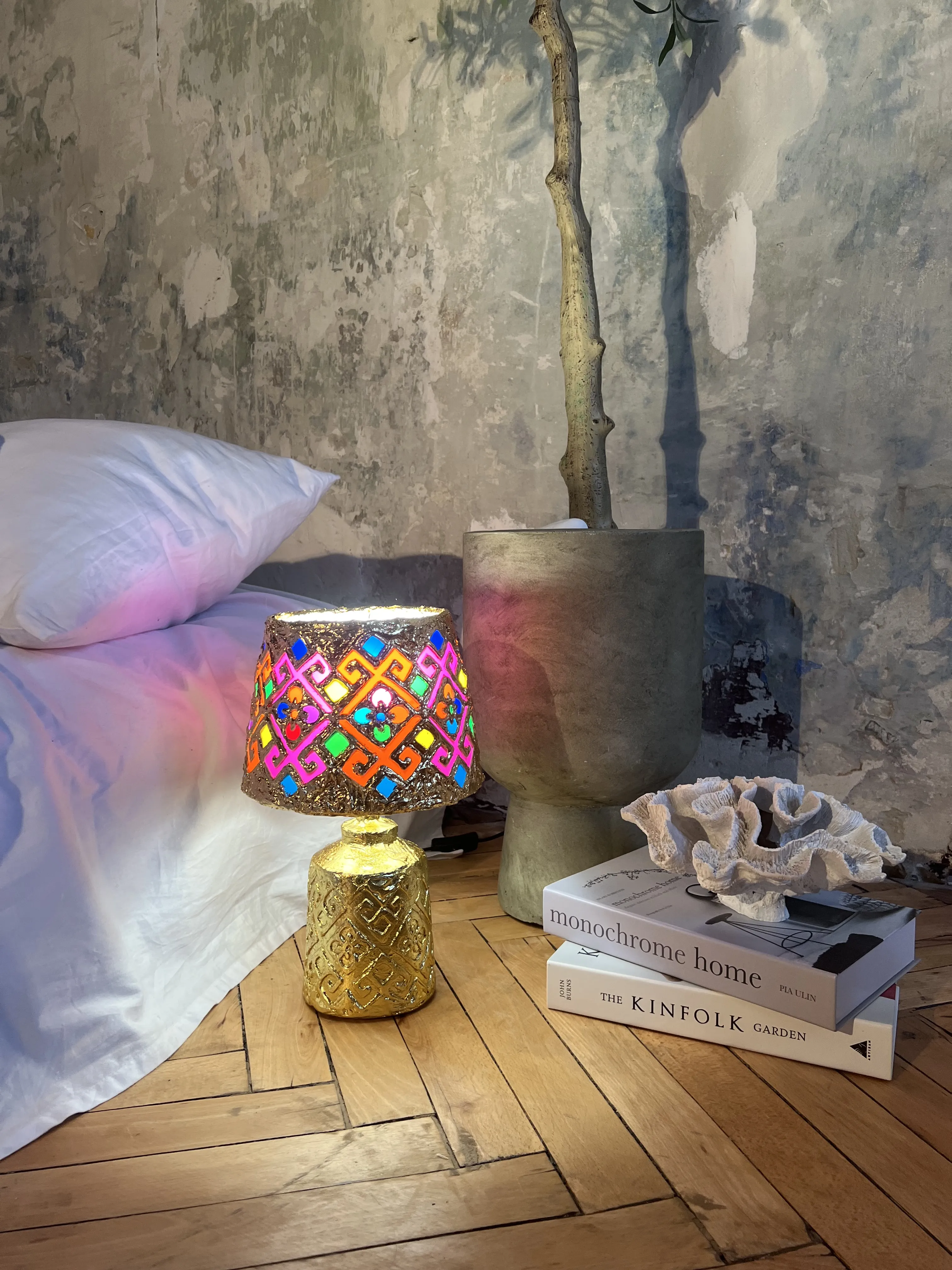 Image of Файне світло  by Kateryna Zubik, size: 45х30 см , made of Кераміка, оракал, текстурна паста , поло золота , лампа , Mixed media medium, part of the файне світло series, priced at $350 (≈ 15,680 грн) Photo 5 of 12.